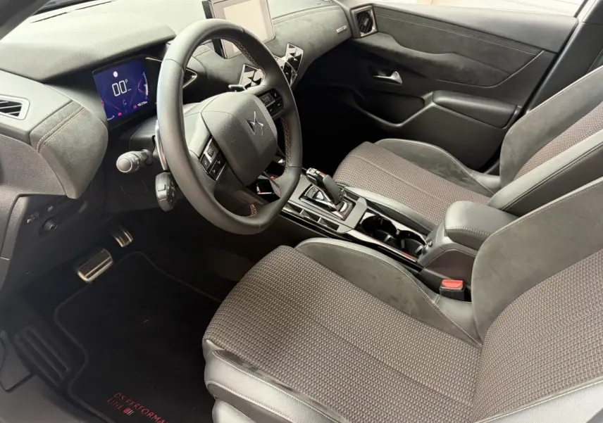 Intérieur vue côté conducteur du DS3 Crossback 2022, sièges tissu gris, volant cuir multifonctions et écran tactile central.