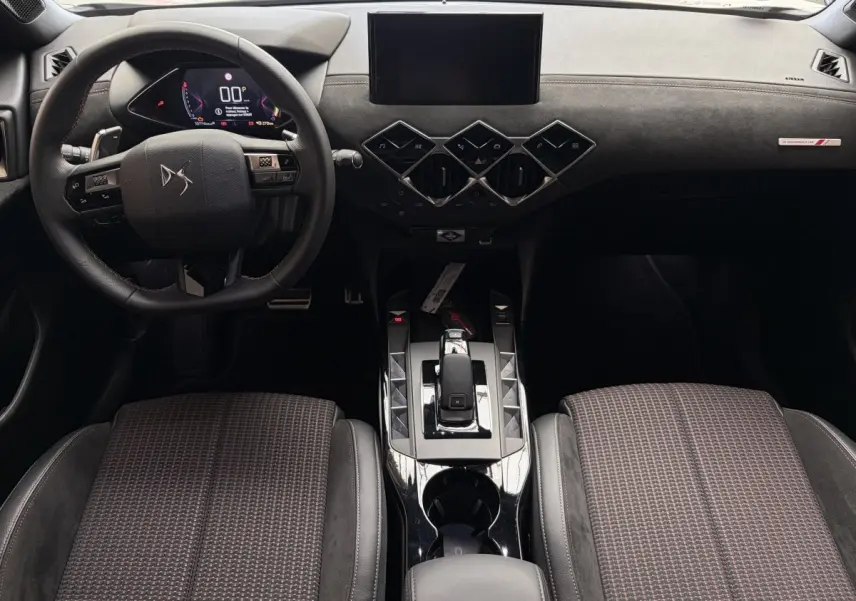 Vue intérieure avant du DS3 Crossback 2022, tableau de bord noir avec volant cuir et console centrale brillante.