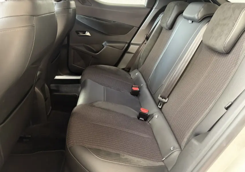 Vue intérieure des sièges arrière en tissu et cuir noir du DS3 Crossback, côté droit, avec ceinture de sécurité visible.