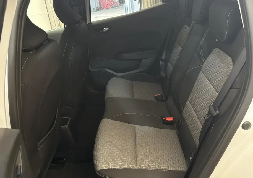 Vue intérieure côté droit des sièges arrière gris et noirs de la Renault Clio Evolution TCe 100 GPL blanche 2023.