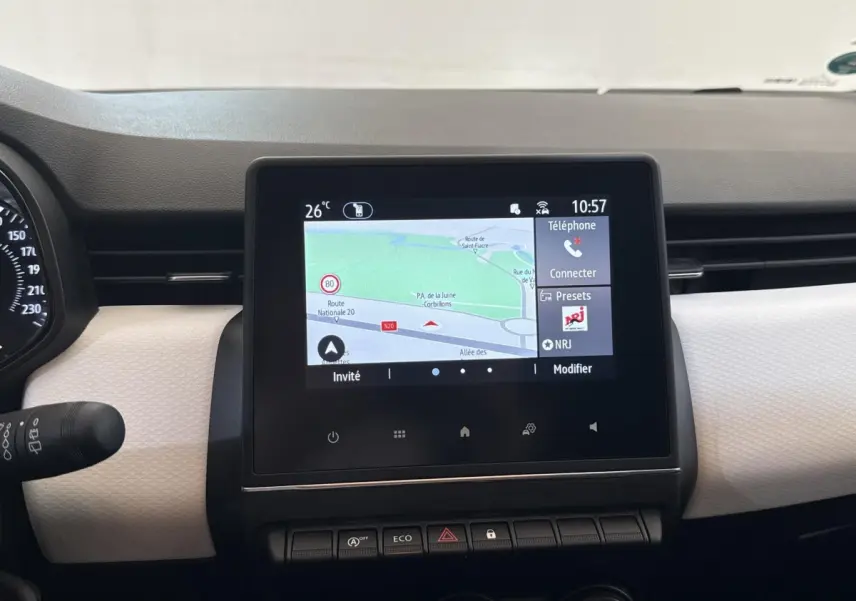 Écran tactile central affichant la navigation dans l’habitacle clair d’une Renault Clio Evolution TCe 100 GPL.
