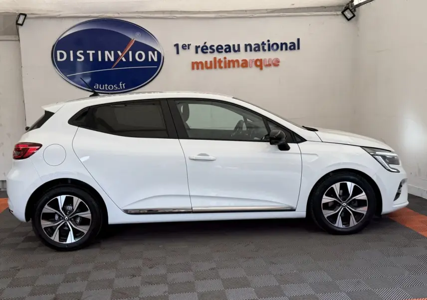 Profil droit de la Renault Clio blanche Evolution TCe 100 GPL 2023, avec jantes alliage et rétroviseurs noirs.