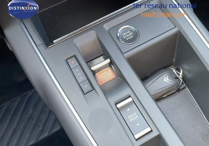 Gros plan sur la console centrale du Citroën C5 Aircross bleu Eclipse Metal, avec sélecteur de boîte auto et bouton start/stop.
