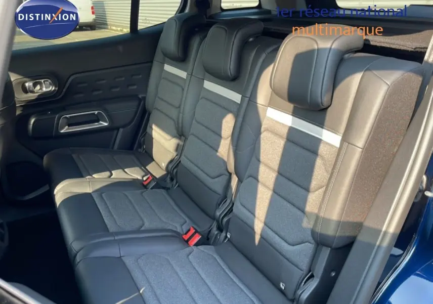 Vue intérieure côté droit des sièges arrière bi-matière gris et noir du Citroën C5 Aircross Bleu Eclipse Metal 2025.