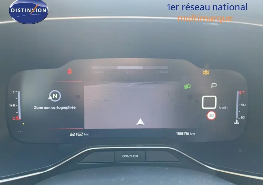 Vue rapprochée du tableau de bord numérique du Citroën C5 Aircross 2025, affichage de navigation et indicateurs.