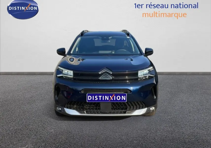 Vue frontale d'un Citroën C5 Aircross bleu Eclipse Métal avec calandre noire et détails chromés.