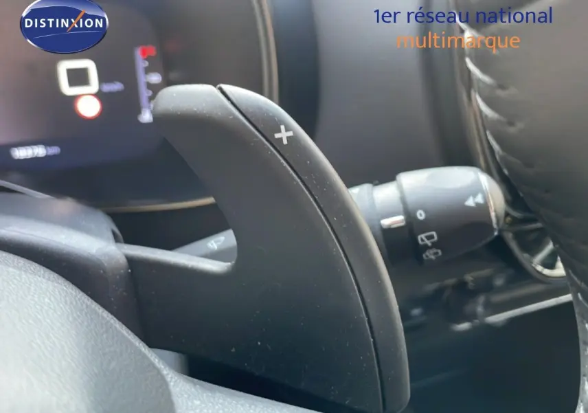 Gros plan sur la palette de changement de vitesse droite dans l’habitacle d’un Citroën C5 Aircross bleu Eclipse Metal 2025.