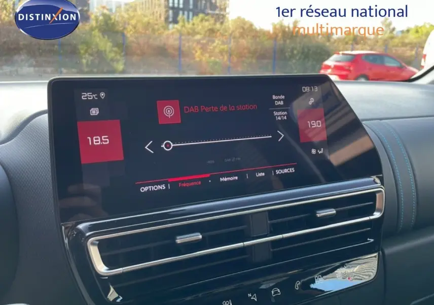 Écran tactile central du tableau de bord du Citroën C5 Aircross 2025, affichant la radio DAB et la température intérieure.
