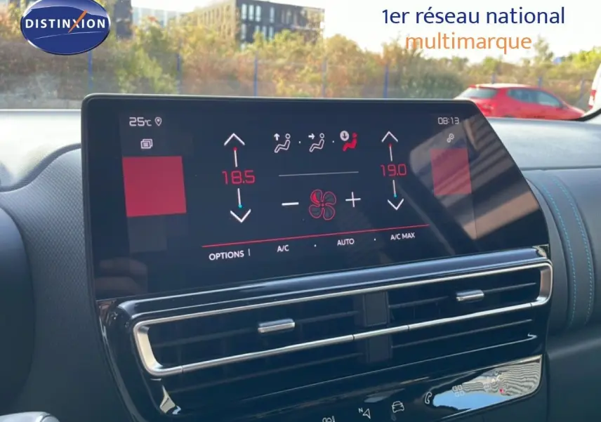 Écran tactile central du tableau de bord du Citroën C5 Aircross 2025, affichant la climatisation à 18,5°C et 19°C.