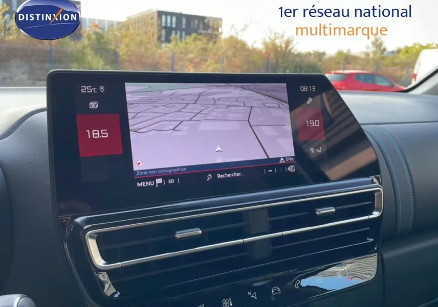 Écran tactile central avec navigation GPS et aérateurs horizontaux dans l’habitacle du Citroën C5 Aircross bleu Eclipse 2025.