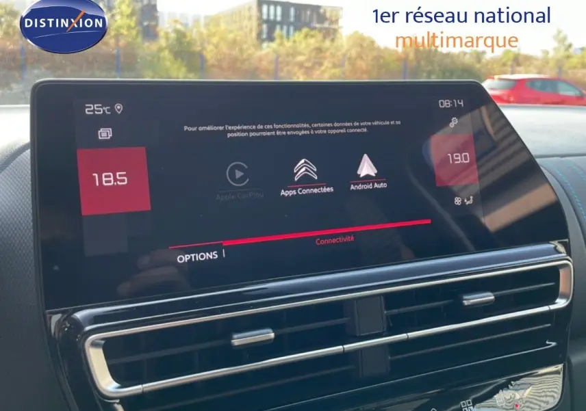 Écran tactile central du Citroën C5 Aircross bleu Eclipse Metal, affichant les options connectées, vue intérieure frontale.