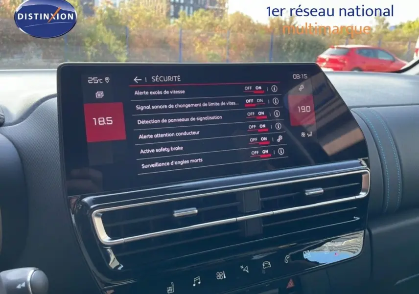 Écran tactile du tableau de bord du Citroën C5 Aircross 2025 en bleu Eclipse Metal, affichant les options de sécurité.