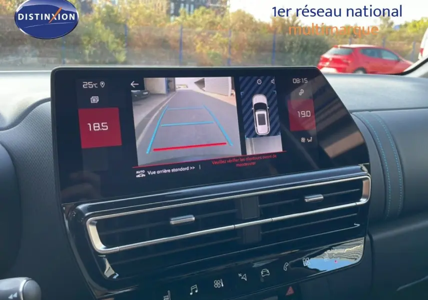 Vue intérieure du tableau de bord du Citroën C5 Aircross bleu Eclipse Metal, écran affichant la caméra de recul et les commandes climatiques.