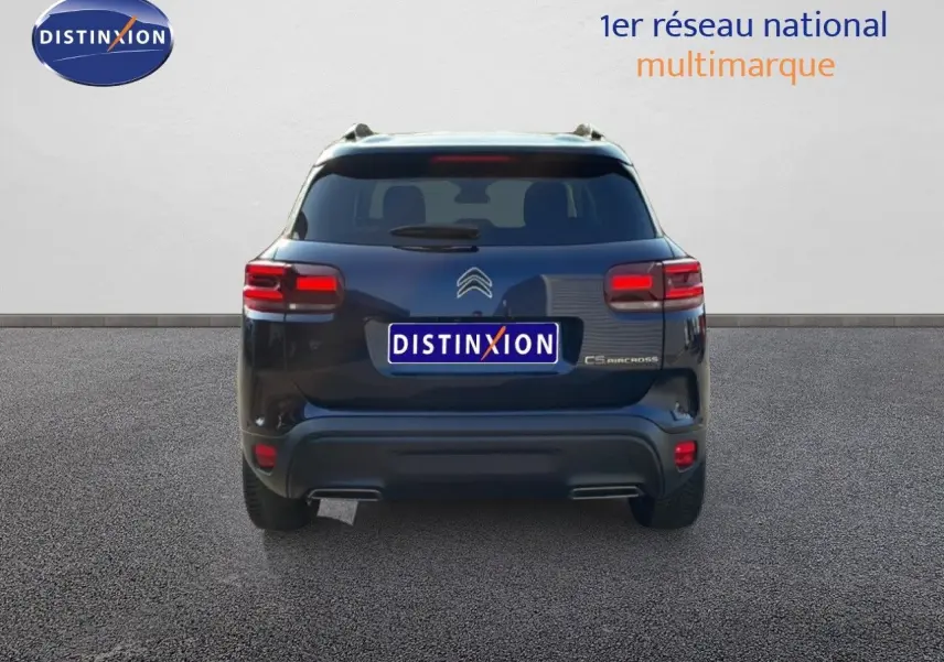 Vue arrière d'un Citroën C5 Aircross bleu Eclipse Metal 2025 avec feux rouges et double sortie d'échappement visible.