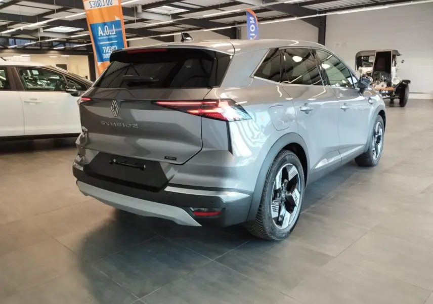 Vue 3/4 arrière droite du Renault SYMBIOZ gris Cassiopée avec jantes alliage et feux arrière LED fins.