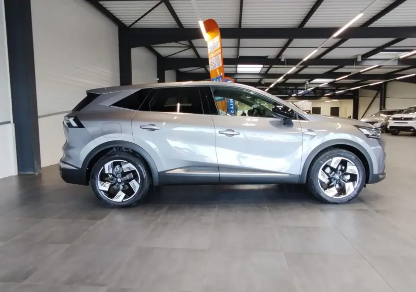 Renault Symbioz 2025 gris Cassiopée vue de profil côté gauche avec jantes alliage 19 pouces Pulsar.