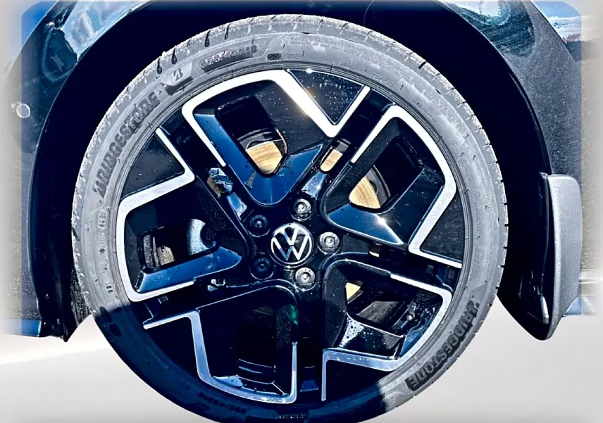 Gros plan sur la roue avant droite noire avec jante alliage 18 pouces de la Volkswagen Golf 1.5 etsi evo2 150 R-Line.