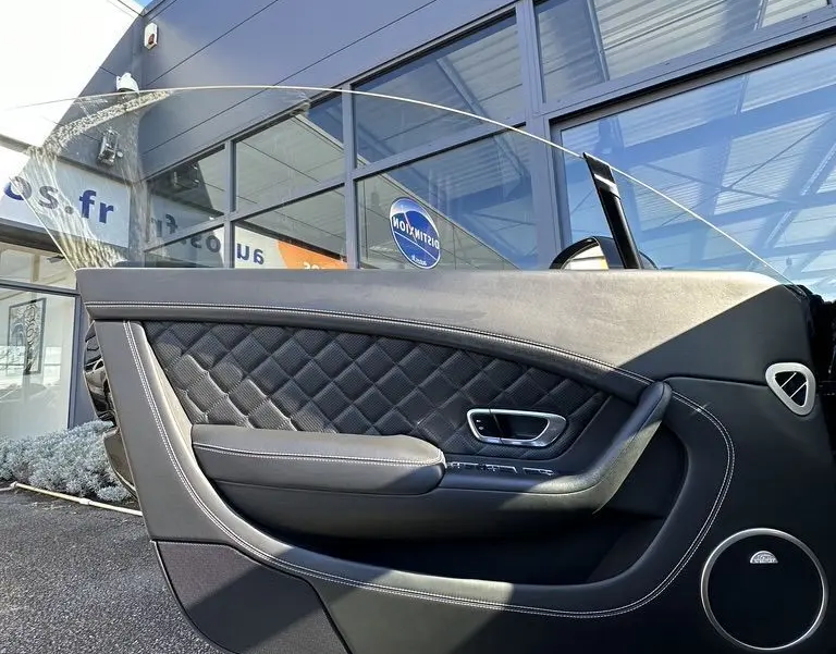 Porte côté gauche de la Bentley Continental GT Speed 2015 noire, cuir matelassé et finitions élégantes visibles.