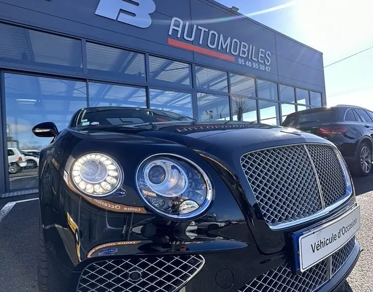 Vue 3/4 avant d'une Bentley Continental GT Speed noire 2015 avec calandre et phares LED distinctifs.