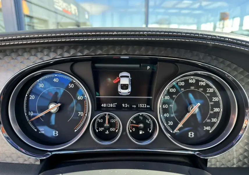 Tableau de bord de Bentley Continental GT Speed 2015 avec compte-tours, vitesse et affichage central numérique.