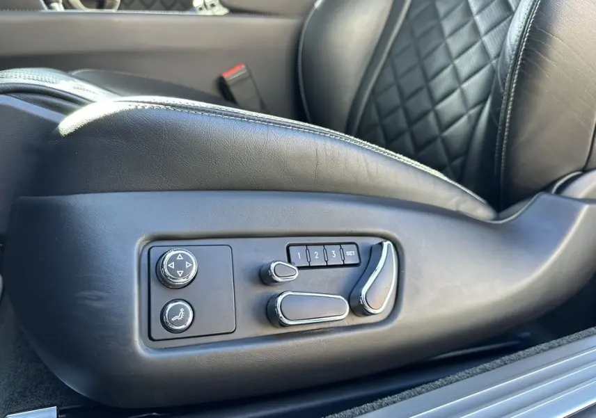Réglages électriques du siège avant en cuir noir matelassé d'une Bentley Continental GT Speed 2015