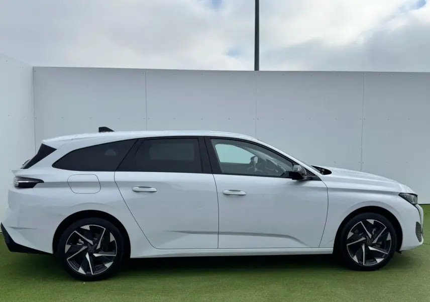 Peugeot 308 SW blanc Okenite vue de profil côté gauche, avec jantes alliage 17'' Halong diamantées.