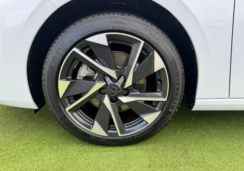 Gros plan sur la jante alliage 17'' Halong diamantée noire et argentée du côté gauche d'une Peugeot 308 SW blanc Okenite.