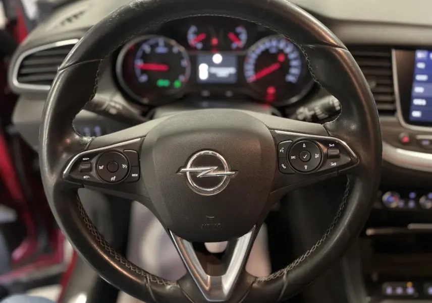 Volant cuir multifonction Opel Grandland 2018, vue rapprochée avec tableau de bord et écran tactile en arrière-plan.