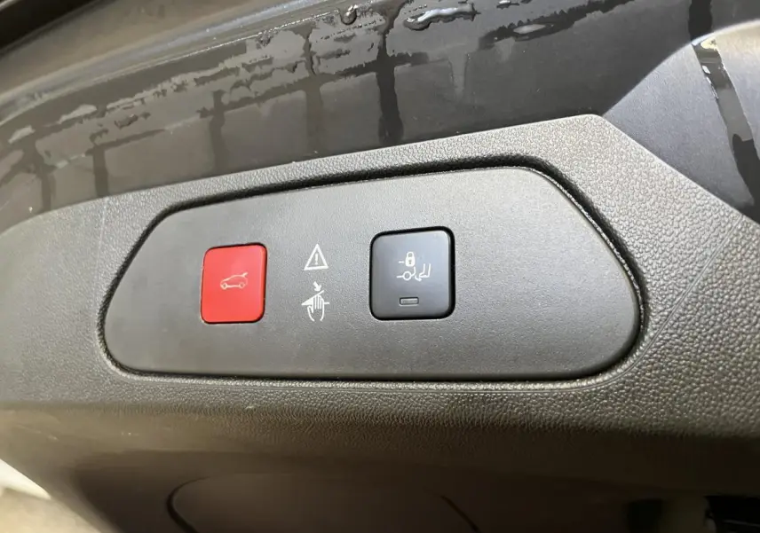 Boutons rouges et noirs pour ouverture hayon et verrouillage crochet d'attelage sur Opel Grandland rouge 2018.