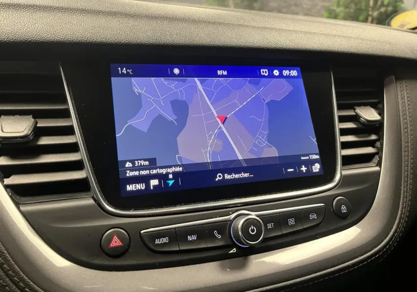 Écran tactile de navigation 8 pouces affichant une carte, intégré dans le tableau de bord noir de l'Opel Grandland rouge.