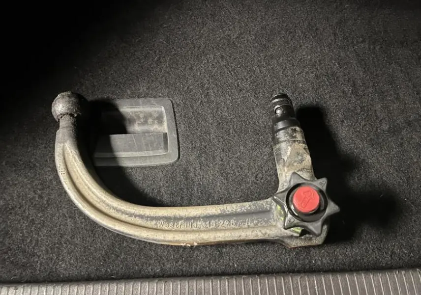 Gros plan sur un crochet d'attelage amovible posé dans le coffre d'un Opel Grandland rouge 2018.