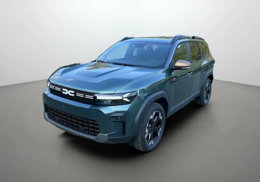 SUV Dacia Bigster vert cèdre en 3/4 avant droit, avec calandre moderne et jantes noires distinctives.