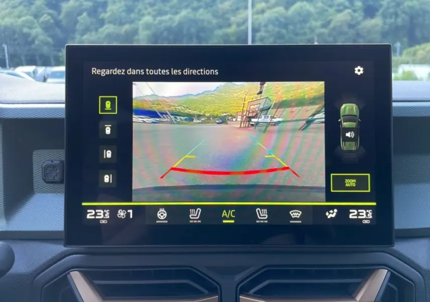 Écran central affichant la caméra de recul du Dacia Bigster vert cèdre, vue intérieure sur tableau de bord moderne.