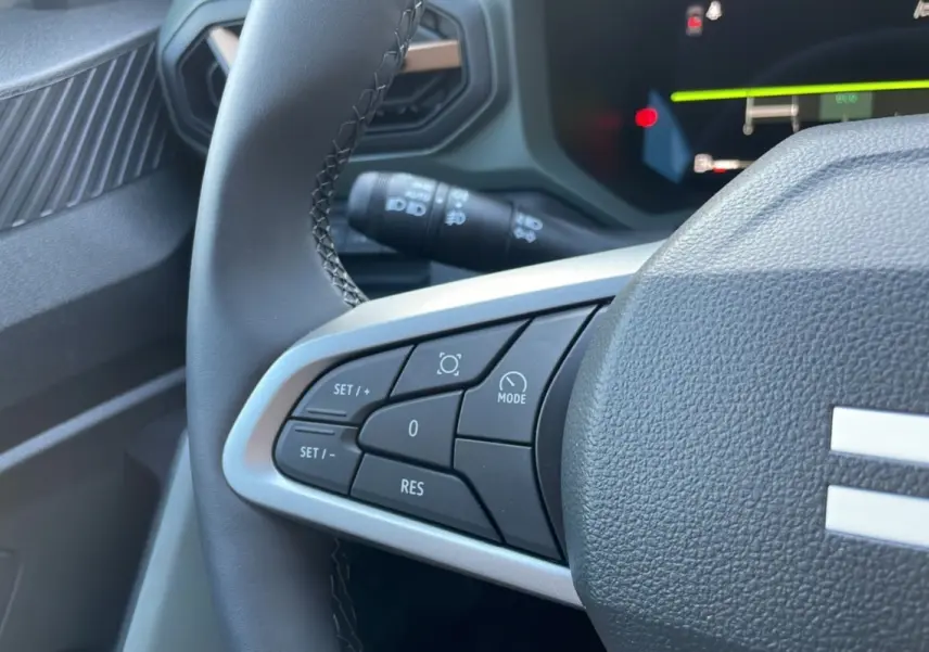 Gros plan sur la partie gauche du volant du Dacia Bigster 2025, avec commandes de régulateur et finition noire.