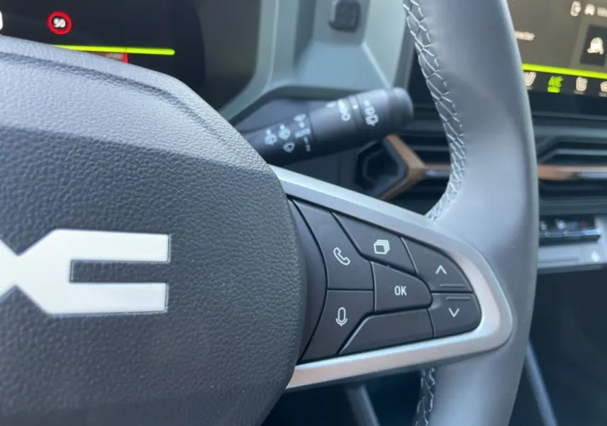 Gros plan sur le volant du Dacia Bigster TCE 130 4x4 Extreme Plus 2025 avec commandes multifonctions visibles.