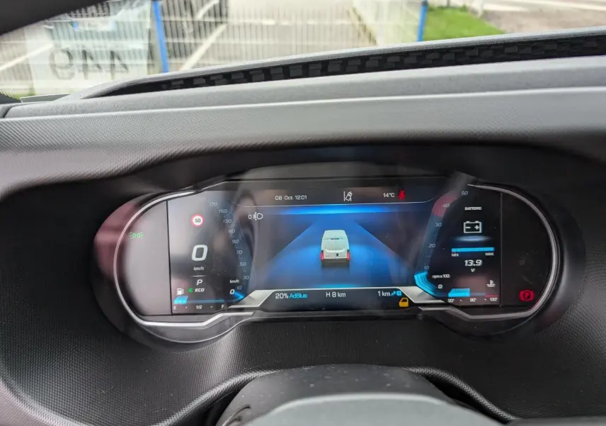 Tableau de bord numérique du Daily Iveco 35S16 blanc, affichant la vitesse et l'état AdBlue en vue frontale.