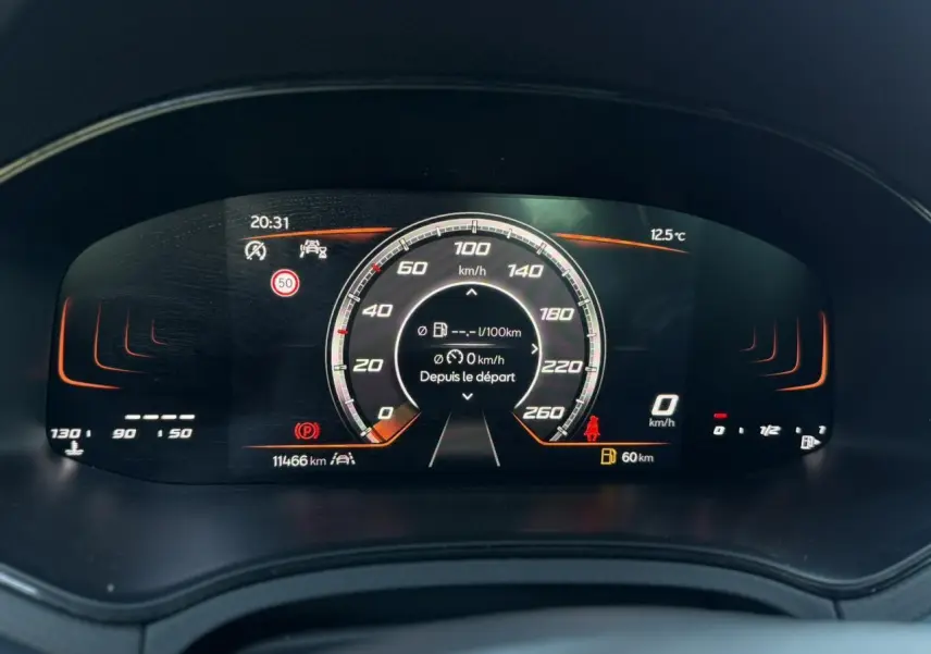 Combiné d'instruments digital 8 pouces du SEAT Arona TSI 115 Xpérience affichant vitesse et informations de conduite.