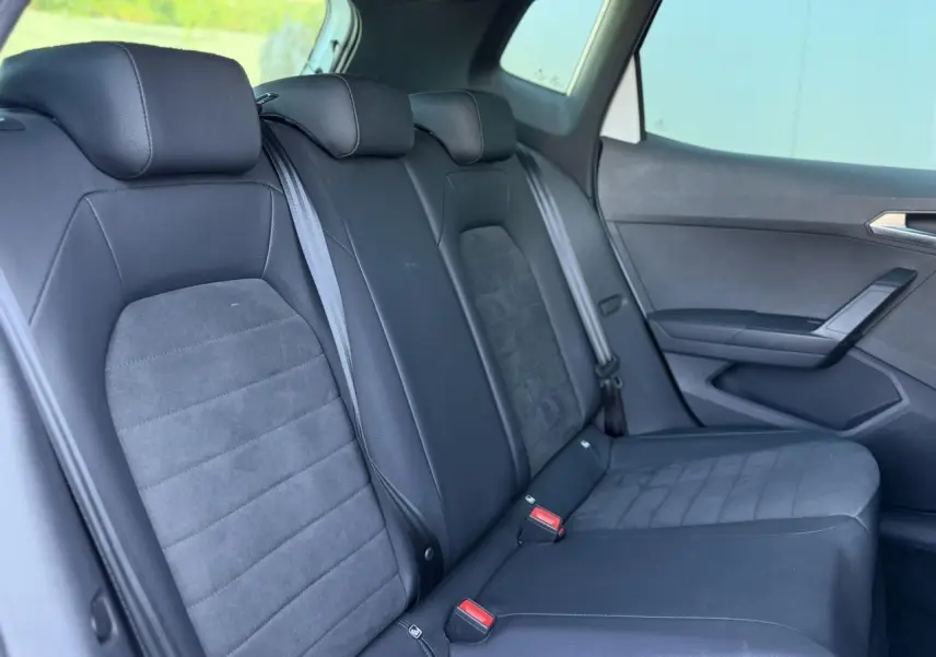 Vue latérale intérieure des sièges arrière en cuir-alcantara noir du SEAT Arona TSI 115 Xpérience 2025.