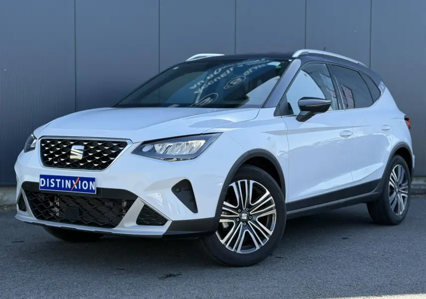 SEAT Arona blanc Nevada vue 3/4 avant droit avec toit noir et jantes alliage 17 pouces « Dynamic »