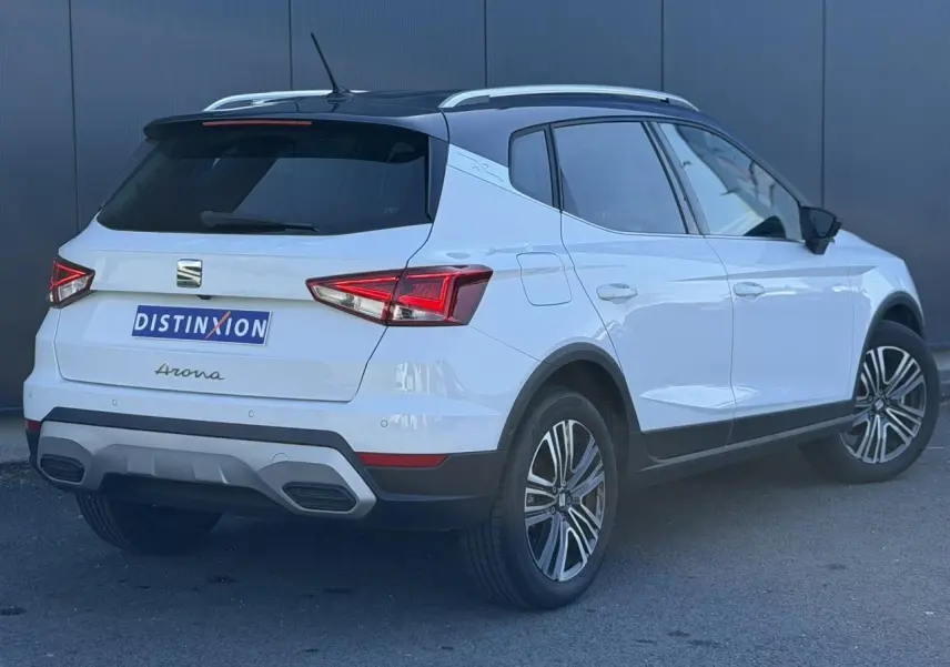 Vue 3/4 arrière droite du SEAT Arona blanc Nevada avec toit noir et jantes alliage 17 pouces.