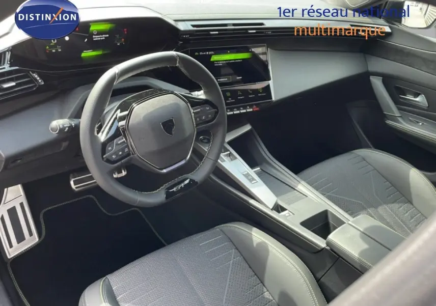 Vue intérieure côté conducteur de la Peugeot 308 1.2 Hybrid 145ch GT avec volant cuir et tableau de bord numérique.