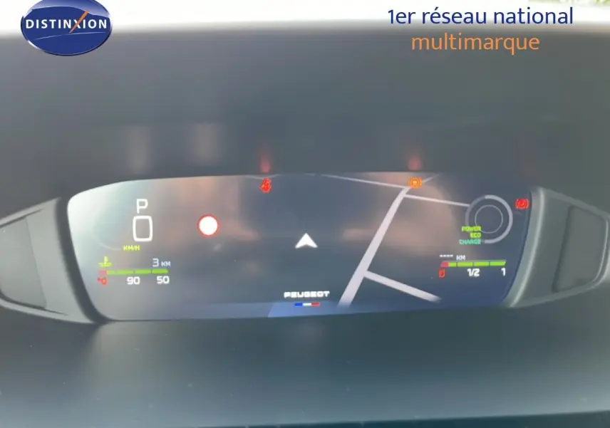 Vue rapprochée du tableau de bord numérique de la Peugeot 308 gris Artense, affichant la navigation et les indicateurs de conduite.