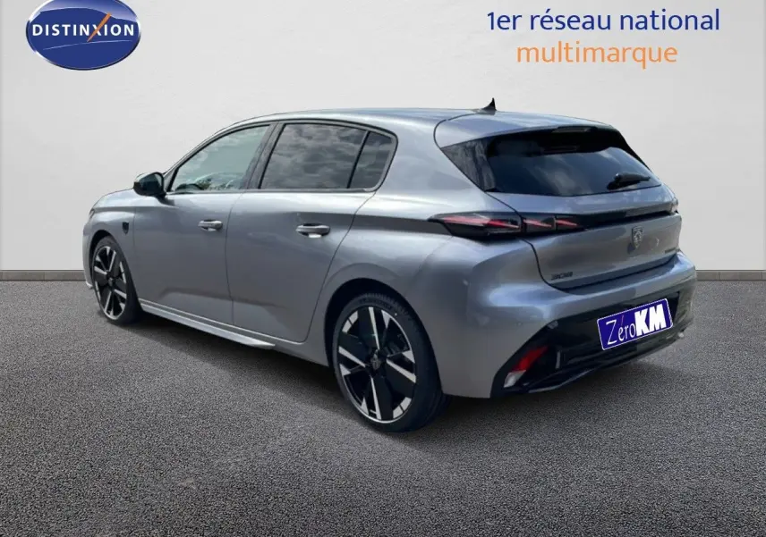Vue 3/4 arrière droite d'une Peugeot 308 gris Artense métal avec jantes noires et détails noirs brillants.