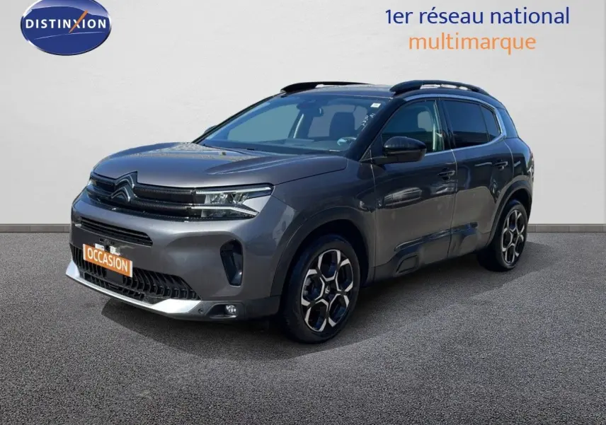 Citroën C5 Aircross gris platinium métal en 3/4 avant droit, avec jantes bi-ton et toit noir.