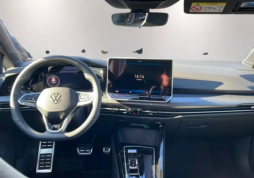 Vue intérieure avant de la Volkswagen Golf 1.5 ETSI Evo2 2026, volant cuir multifonction et écran tactile central.