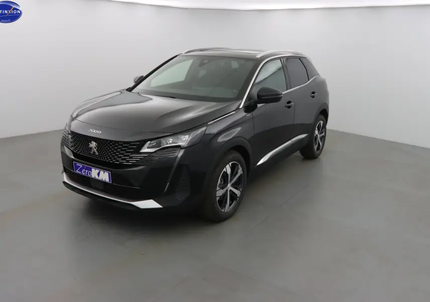 Peugeot 3008 noir Perla Nera en 3/4 avant droit, mettant en valeur sa calandre distinctive et ses jantes bicolores.