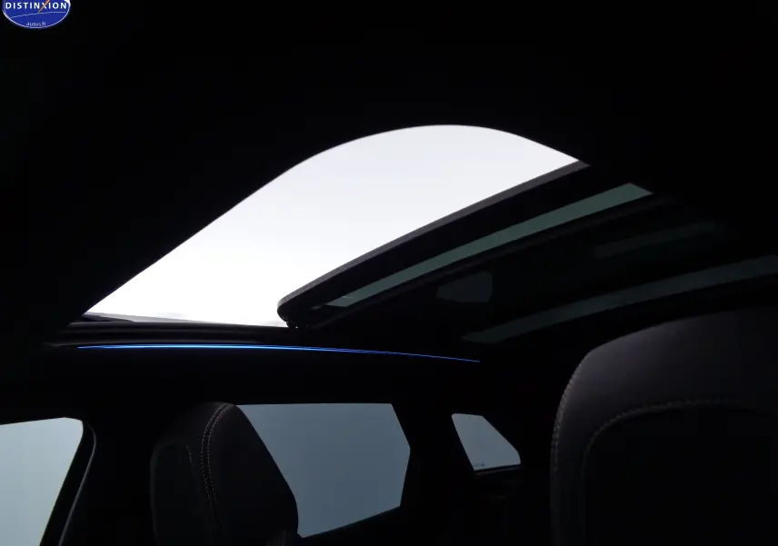 Toit panoramique ouvert sur l'intérieur noir du Peugeot 3008 GT 2023, mettant en valeur les sièges en cuir et l'ambiance lumineuse.
