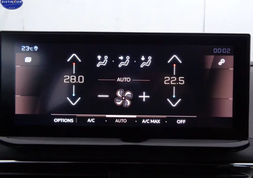 Écran tactile de la climatisation automatique du Peugeot 3008 noir, affichant températures et réglages en intérieur.