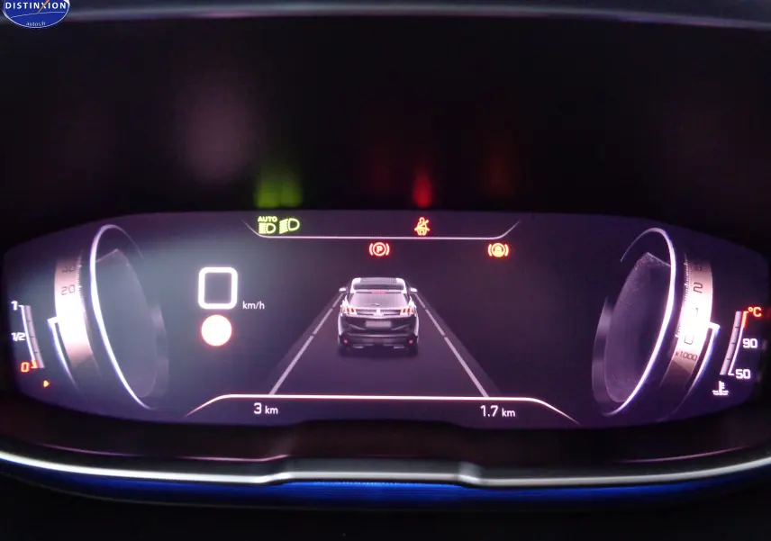 Tableau de bord numérique du Peugeot 3008 2023 affichant la vitesse à 0 km/h et l'assistance au maintien de voie.