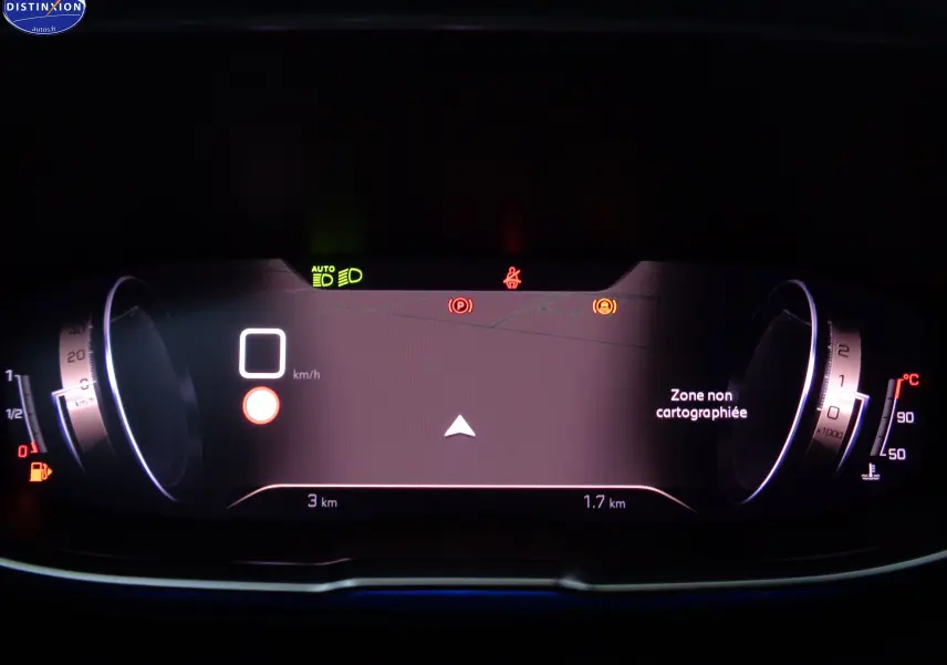 Tableau de bord numérique du Peugeot 3008 GT 2023 affichant la vitesse à 0 km/h et une zone non cartographiée au centre.